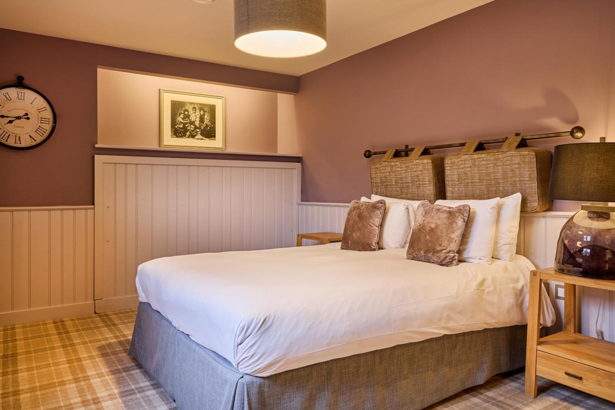 The Harcourt Arms Hotel Stanton Harcourt Cameră foto A bedroom at The Swan