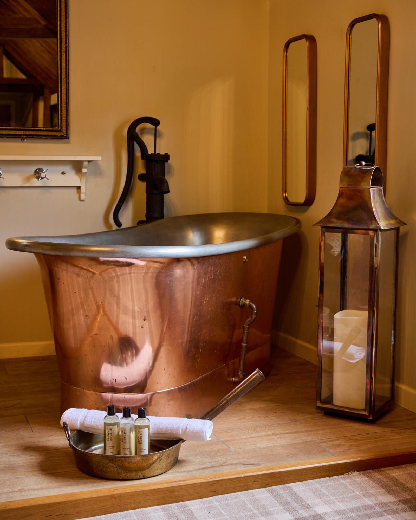 The Harcourt Arms Hotel Stanton Harcourt Exterior foto Copper bathtub