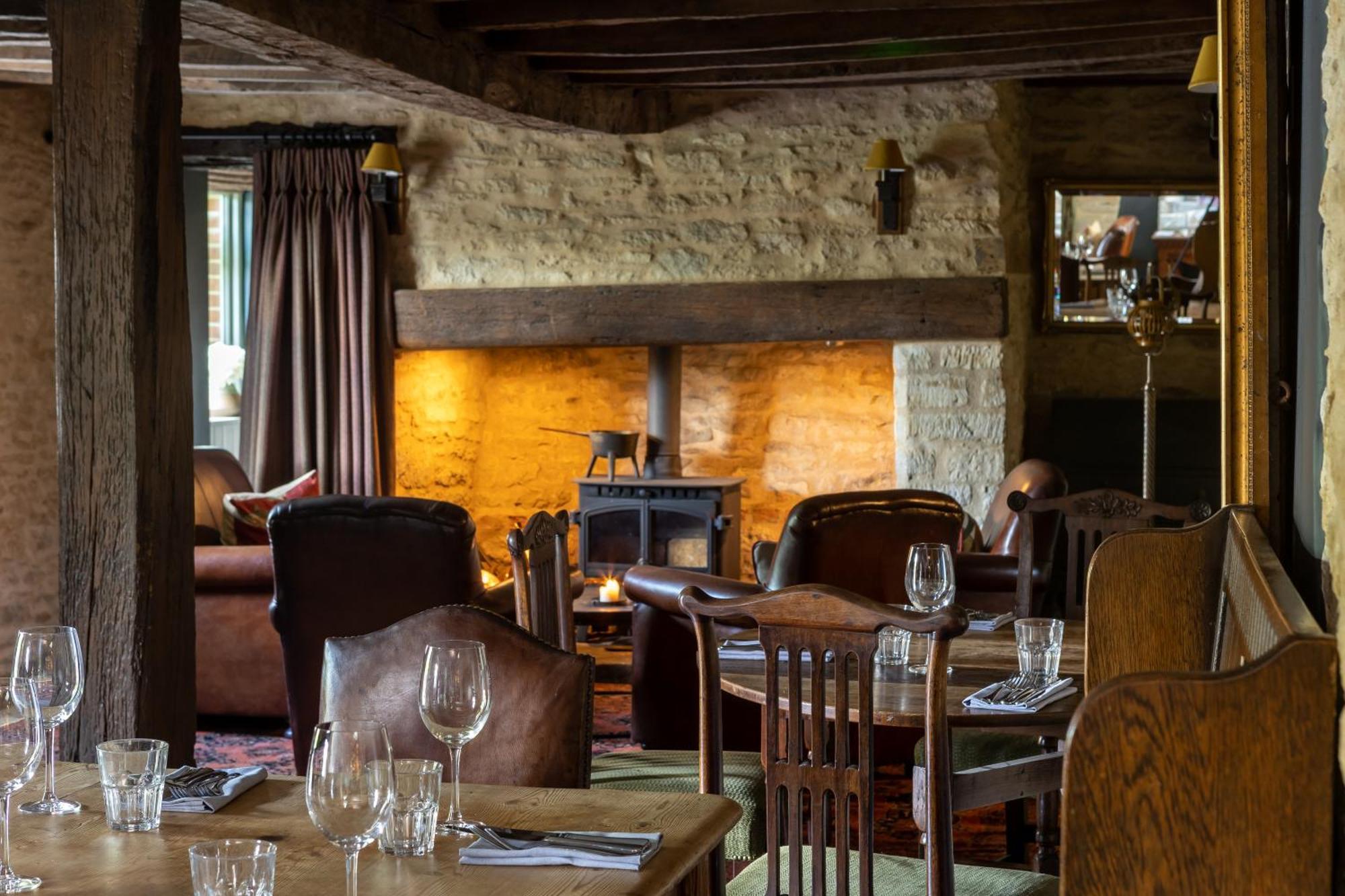 The Harcourt Arms Hotel Stanton Harcourt Exterior foto The interior of the restaurant