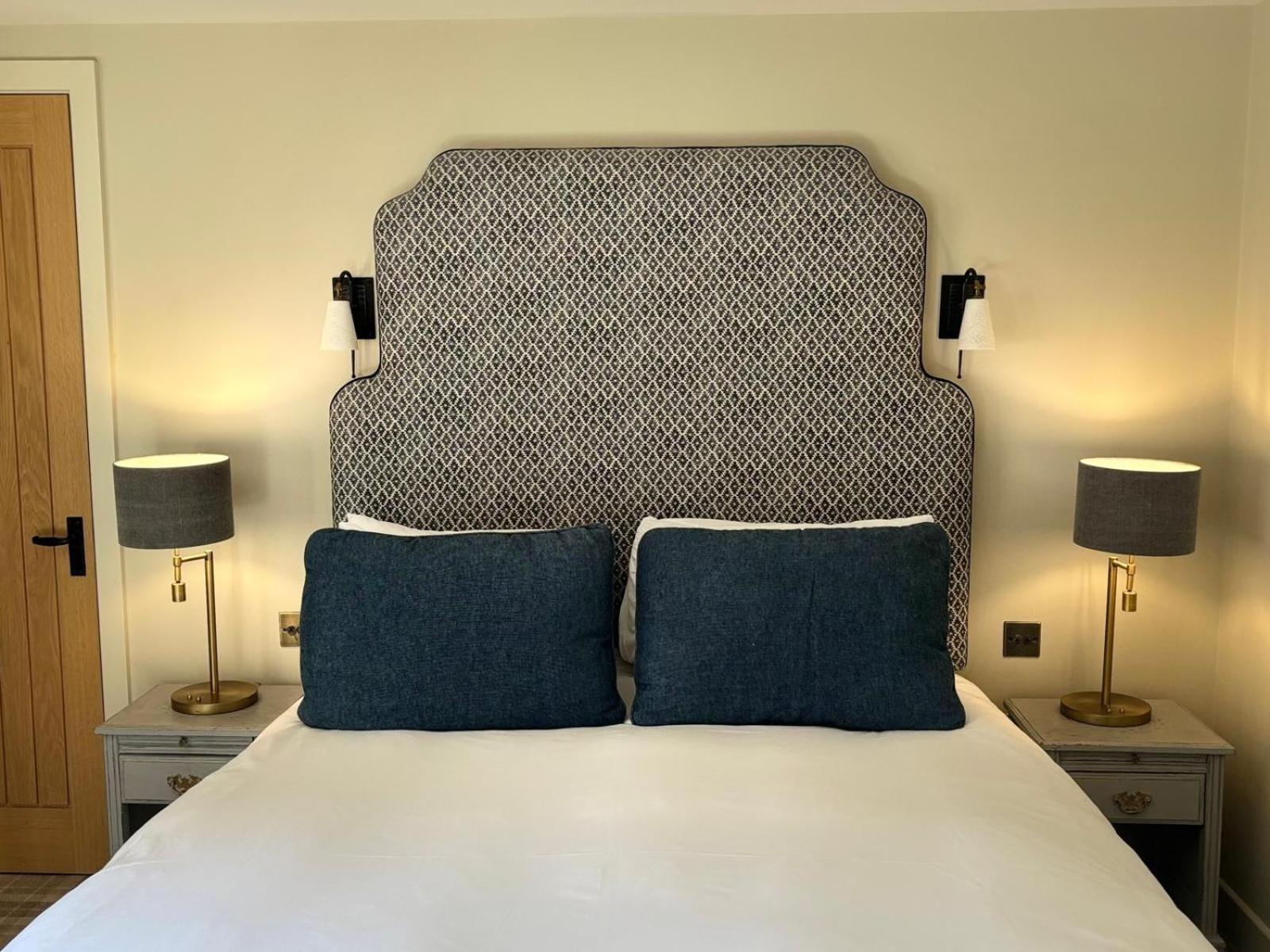 The Harcourt Arms Hotel Stanton Harcourt Exterior foto A bedroom at The Old Vicarage