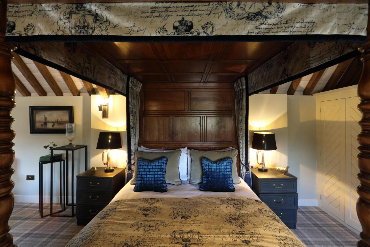 The Harcourt Arms Hotel Stanton Harcourt Exterior foto The four-poster bed in the Old Inn